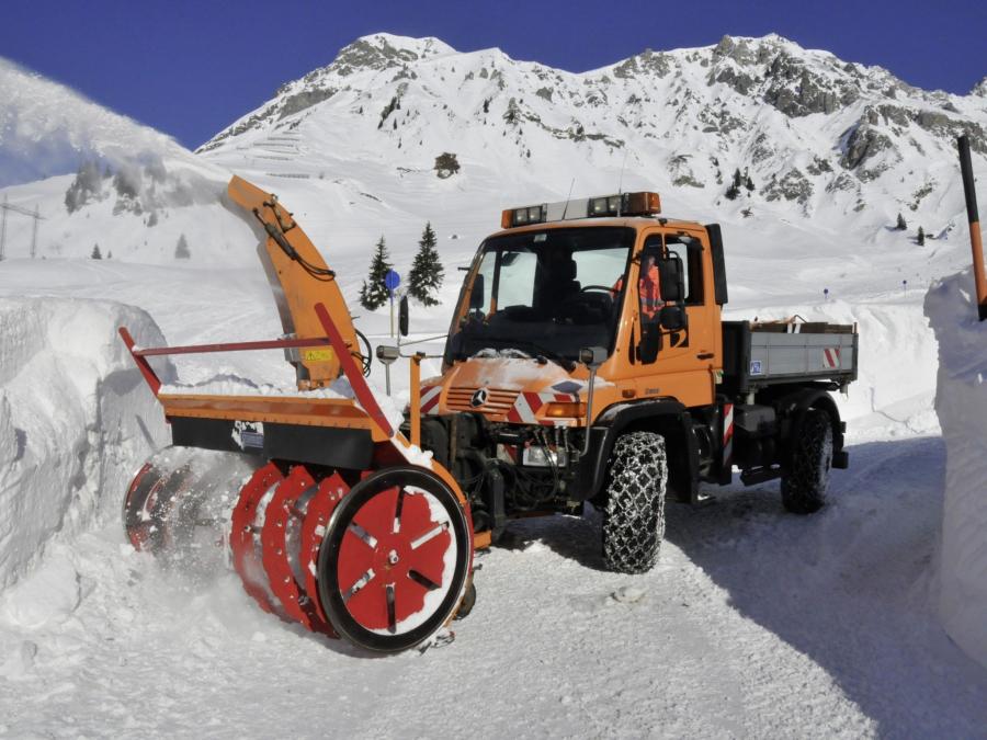  Mercedes-Benz Unimog U500 Road Service 2000 года  (фото 4 из 6)